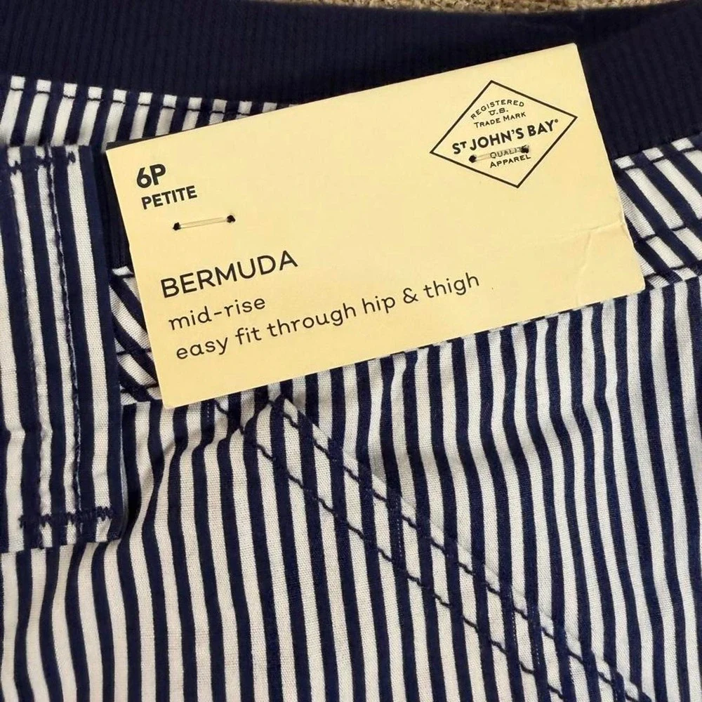 St. John's Bay white and navy vertical striped Bermuda shorts Sz 6P
